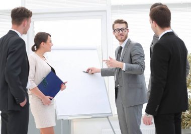 Yeni proje sunumu sırasında fikirleri tartışmak için çalışan grubu