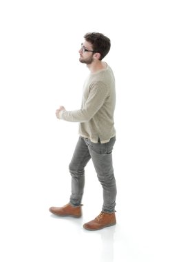 yan görünümü. modern genç adam güvenle ileri gider.