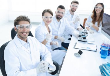 İş yerindeki bilimsel proje ve araştırma ekibinin başı.