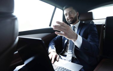 parmağını ileriye dönük ve arabanın arka koltukta oturan işadamı