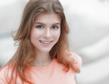 Bulanık arka planda genç bir kadının yakın plan portresi.