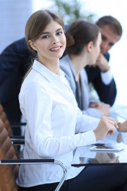 Masada oturan genç bir çalışan.