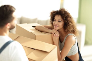 genç karısı kocası yeni bir eve taşırken görünüyor.