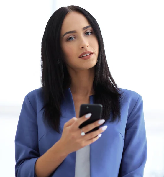 Portrait of a woman using a cell phone — Stock Photo, Image