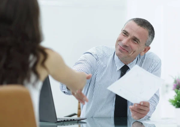 Manager geeft de klant een ondertekend contract — Stockfoto