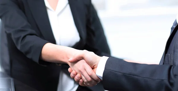 Primer plano de la mujer de negocios estrechando la mano con su colega . — Foto de Stock