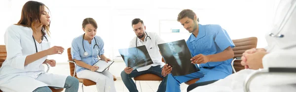 Group of surgeons and medical professional staff discussing on patient radiography — Stock Photo, Image