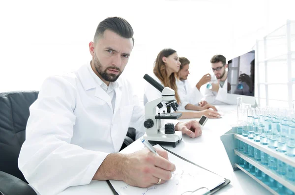 Científicos serios que trabajan en el laboratorio — Foto de Stock