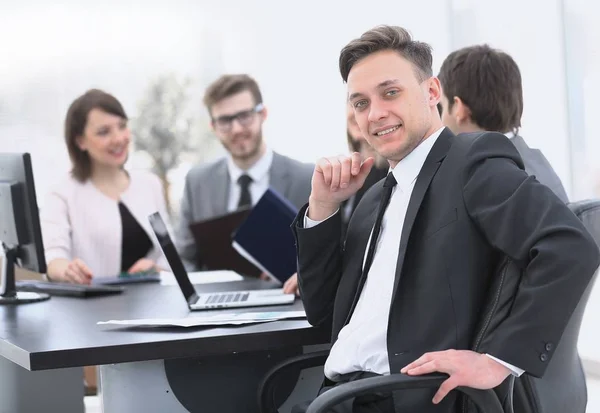 Obchodní tým senior Manager v popředí — Stock fotografie