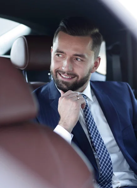Крупный план успешного бизнесмена, сидящего в комфортабельном автомобиле — стоковое фото