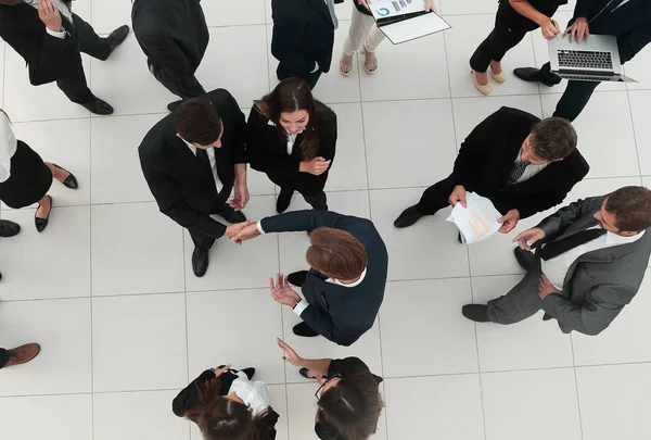 Stretta di mano tra concorrenti prima dell'inizio dell'attività negot — Foto Stock