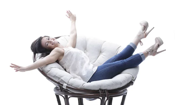 Сучасна молода жінка розслабляється в круглому затишному м'якому кріслі — стокове фото