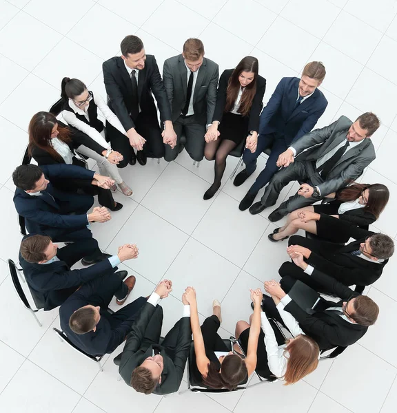 Έννοια του team building.large επιχειρηματική ομάδα κάθεται σε έναν κύκλο — Φωτογραφία Αρχείου