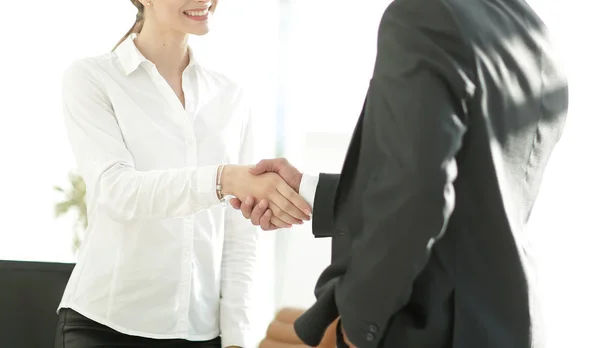 Poignée de main jeune femme d'affaires avec un collègue — Photo