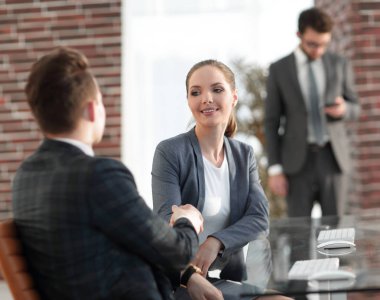 El sıkışma yöneticisi ve ofisteki müşteri