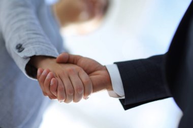 Beyaz arka planda izole edilmiş iş adamları el sıkışıyor