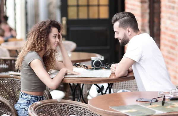 Gyönyörű, ül egy kávézóban élvezi a kávét szerető pár — Stock Fotó