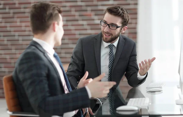 Gerente hablando con un colega —  Fotos de Stock