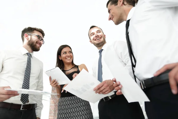 Nahaufnahme eines Geschäftsteams, das Arbeitsdokumente diskutiert — Stockfoto