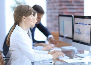 mali verileri olan bilgisayarlarda çalışan iş takım.