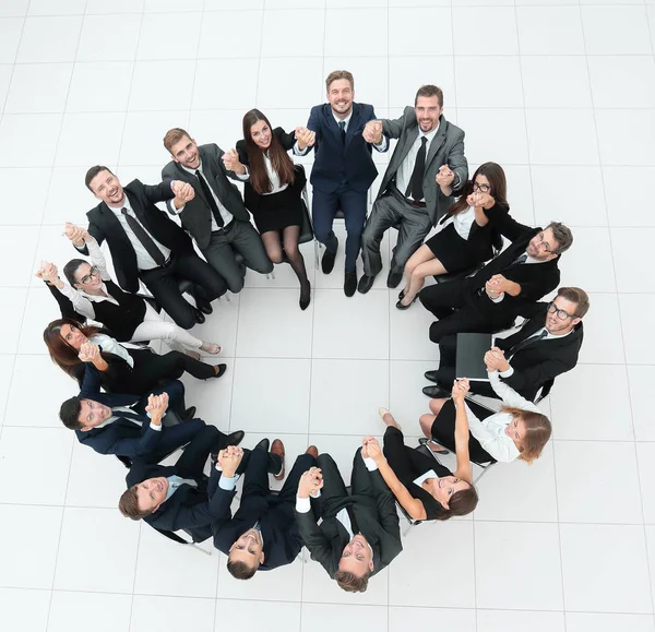 Έννοια της δημιουργίας ομάδας .large επιτυχημένη επιχειρηματική ομάδα κάθεται σε έναν κύκλο — Φωτογραφία Αρχείου