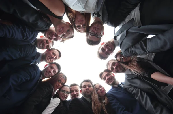 Grande equipe de negócios está formando um círculo e olhando para a câmera — Fotografia de Stock