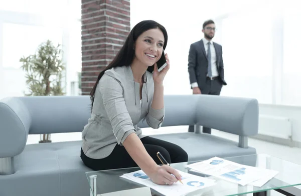 Assistentin am Arbeitsplatz im Büro — Stockfoto