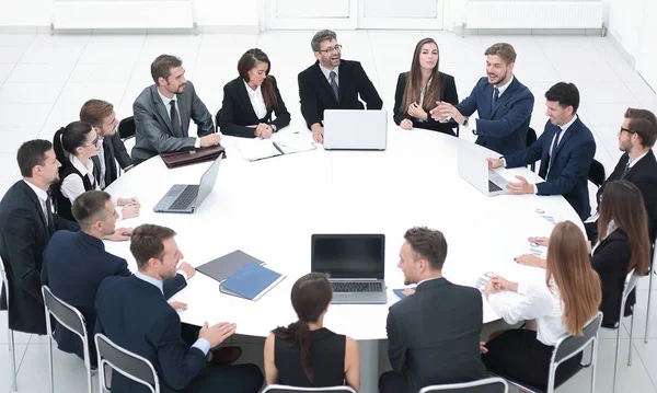 Geschäftspartner im Konferenzraum treffen. — Stockfoto