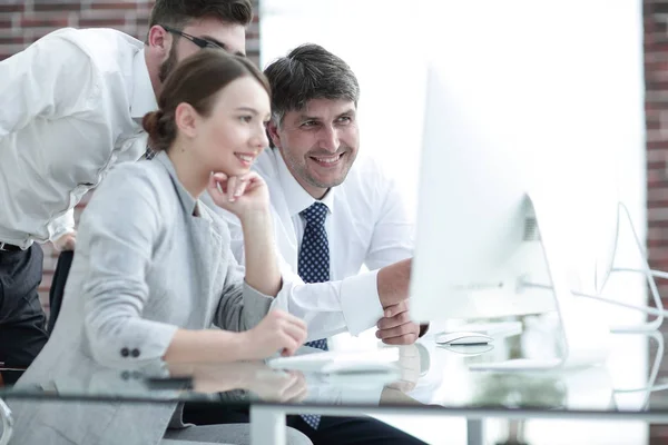 Equipo de negocios discutiendo información sentado en el escritorio —  Fotos de Stock