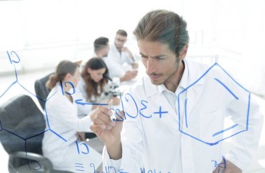 şeffaf yönetim kurulu ile görüntüleyin. bilim adamı tahtaya yazıyor