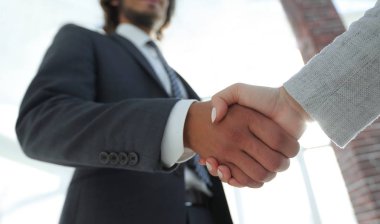 Gülümseyen iş adamı el sıkışma ortak toplantısında heyecanlı,