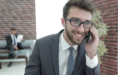 modern ofis akıllı telefonda konuşurken işadamı