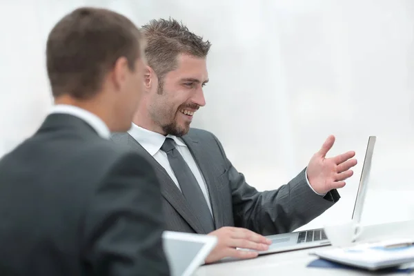 Closeup.business colegas discutindo questões de trabalho — Fotografia de Stock