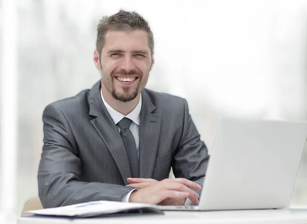 Closeup.smiling hombre de negocios que trabaja con el ordenador portátil — Foto de Stock