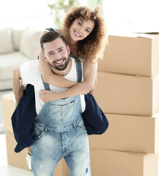 Portrait d'un couple amoureux dans un nouvel appartement vide . — Photo