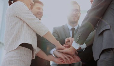 insanlar ellerini koyarak