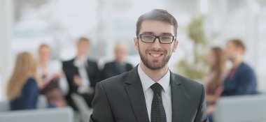 Modern bir ofiste başarılı iş adamı