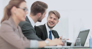 Resmi belgeler ve fikirler bana tartışırken iş ortakları