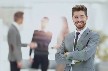 ekibi önünde yakışıklı bir işadamı portresi