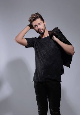 Gri arka planda dalgın yakışıklı bir adamın portresi.