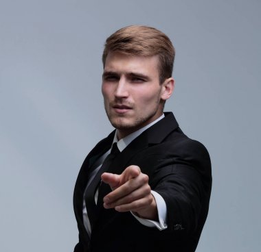 Onun parmağı gösterilen bir başarılı iş adamı portresi