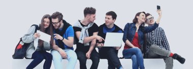 Nedensel grup izole katta oturan insan