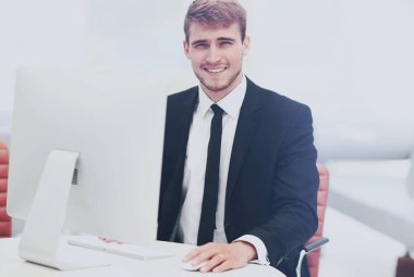 İşyerinde mutlu işadamı portresi