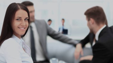 İş ekibi planlarını tartışıyor.