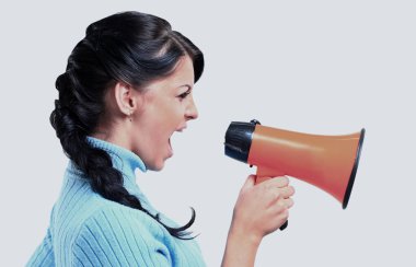 genç kadın megafon ile konuşma