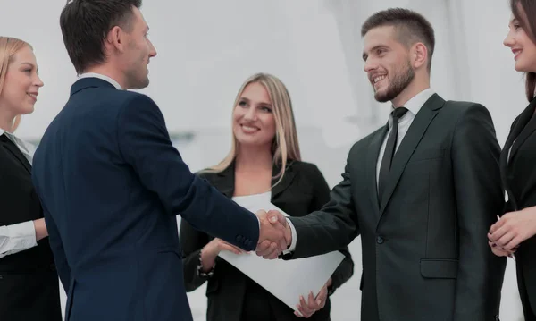 Handshake obchodní partnery a obchodní tým schůzku v kanceláři — Stock fotografie