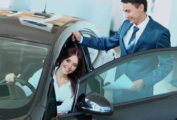 Mujer de negocios elige un coche en la oficina — Foto de Stock