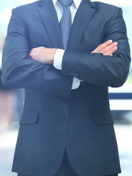 Geschäftsmann steht in einem Büro — Stockfoto