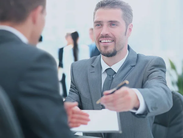 Geschäftsmann gibt einen Stift, um Deal mit seiner Partnerin zu besiegeln — Stockfoto