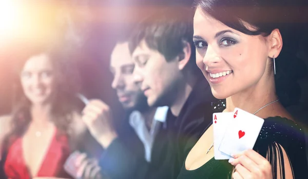 Игроки в покер сидят за столом в казино — стоковое фото
